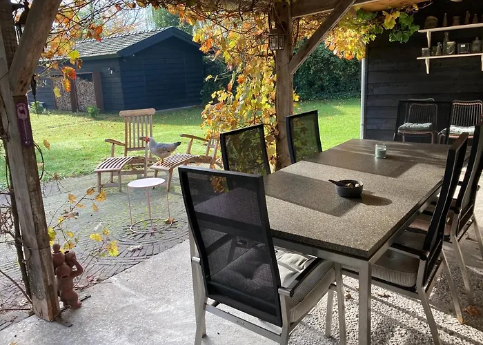 Holiday home Uniek Bommelgaard, In Het Prachtige Rivierenland!