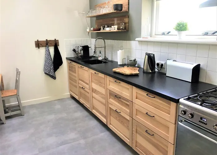 Holiday home Uniek Bommelgaard, In Het Prachtige Rivierenland! Hurwenen